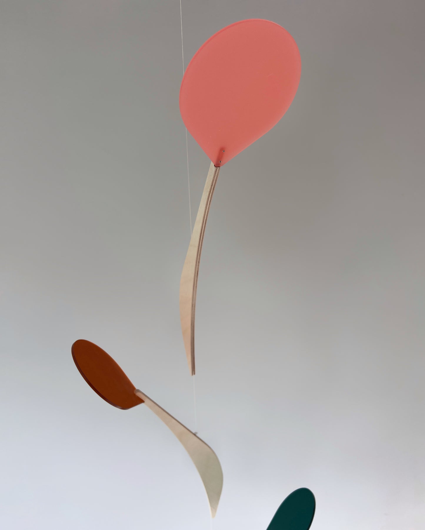 Modern Kinetic Mobile Art - Wall Hanging Relaxing Decor for Scandinavian Home Design, Office Spaces, Waiting Rooms & Minimalist Yoga Studio
Introducing Vine, a kinetic mobile inspired by the graceful climb of vines. This sleek, tall & slender mobile brings movement and calm to any space, whether it's a mid-century modern living room, a yoga studio or an office.