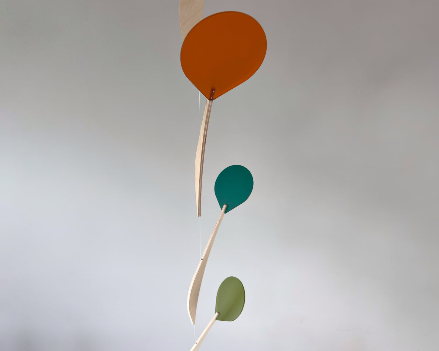 Modern Kinetic Mobile Art - Wall Hanging Relaxing Decor for Scandinavian Home Design, Office Spaces, Waiting Rooms & Minimalist Yoga Studio
Introducing Vine, a kinetic mobile inspired by the graceful climb of vines. This sleek, tall & slender mobile brings movement and calm to any space, whether it's a mid-century modern living room, a yoga studio or an office.