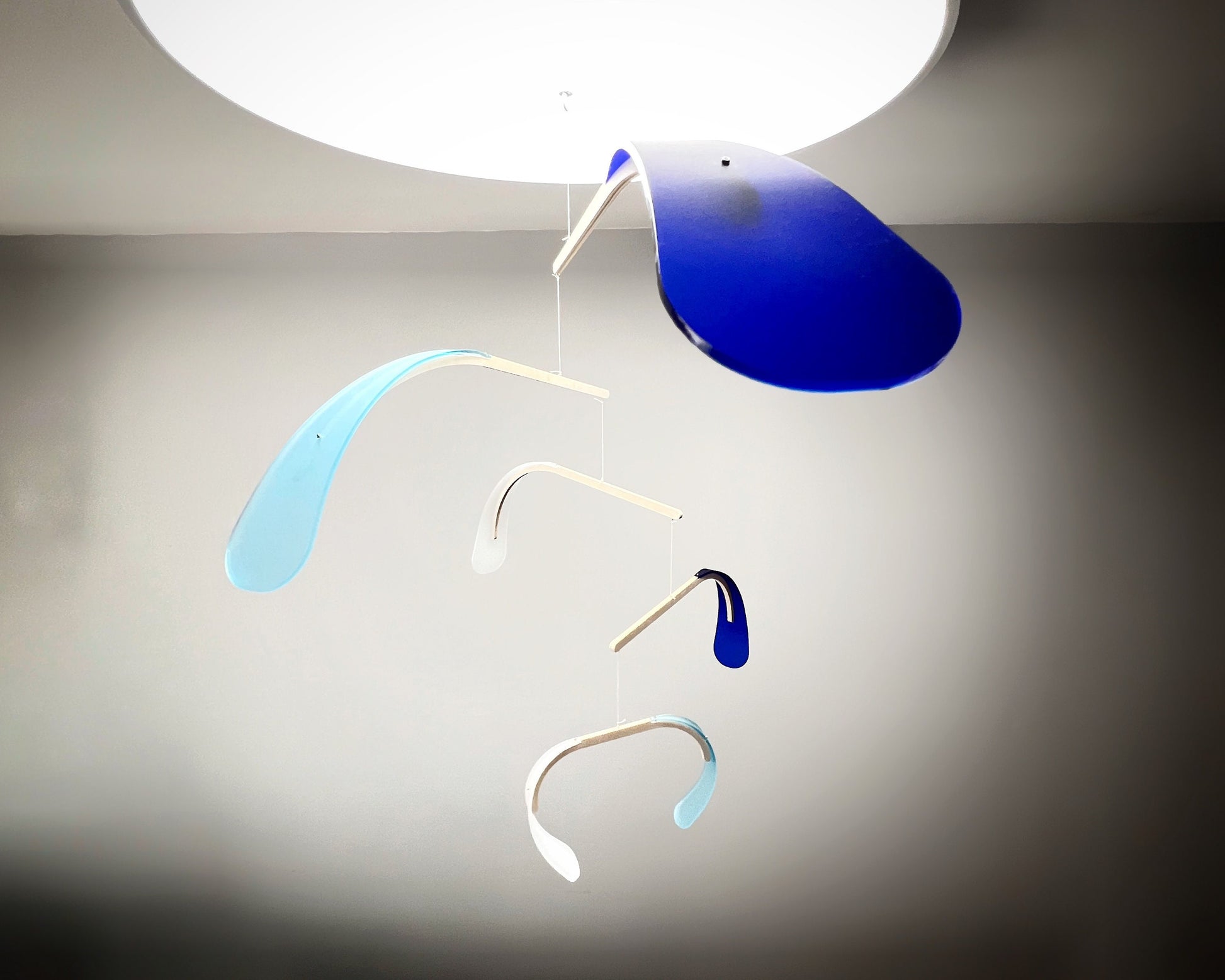BLOOM MOBILE - Frosted Deep Blue, Pale Blue and White - THE ILLUMINIST - Mobile Kinetic Sculpture Calder Hanging Art. Mid Century Modern Mobiles For Adults, Baby Mobile Nursery décor